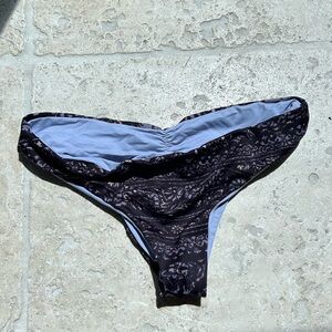 Reversible bikini bottoms
